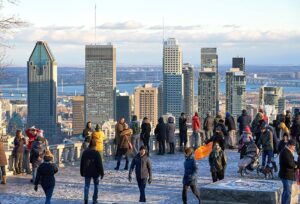 Vue panoramique du centre-ville de Montréal en hiver depuis le chalet du Mont-Royal, et personnes prenant des photos et des selfies