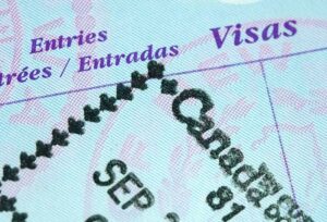 Page du passeport avec le tampon d'entrée pour le permis de travail canadien