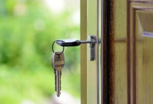 Clés de maison suspendues à la porte d'une maison nouvellement vendue